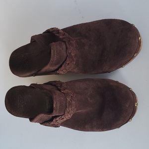 UGG S/N 3210 leather and wood fur lined heels